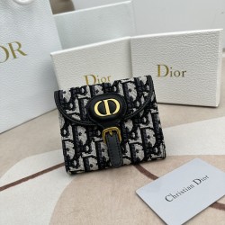 Dior Bobbyクリスチャンディオール財布  サイズ：10 x 8.9 x 2.2 cm