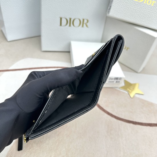 Dior Bobbyクリスチャンディオール財布  サイズ：10 x 8.9 x 2.2cm