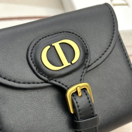 Dior Bobbyクリスチャンディオール財布  サイズ：10 x 8.9 x 2.2cm