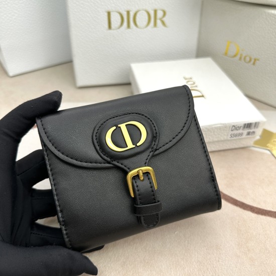 Dior Bobbyクリスチャンディオール財布  サイズ：10 x 8.9 x 2.2cm